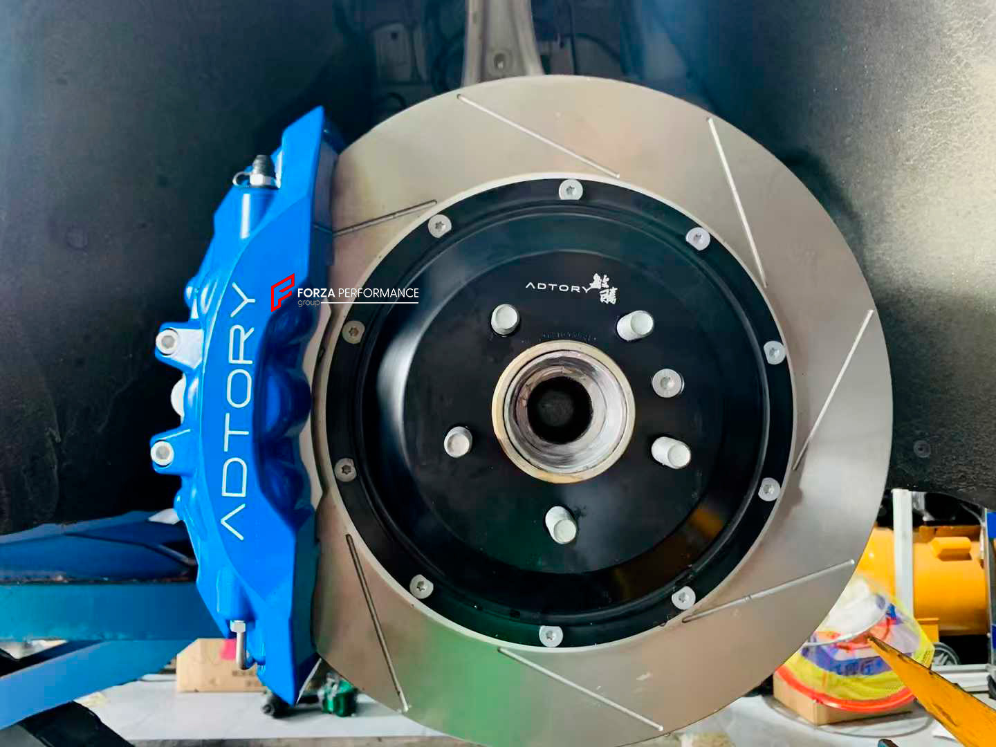 ADTORY X FORZA PERFORMANCE RACE BIG BRAKE KIT BBK for XIAOMI SU7 2024+

ADTORY Brake Kits are engineered as bolt on upgrades that work with the factory master cylinder and ABS, delivering stronger, more repeatable stops with the pedal feel you want. Whether you cruise the city, carve canyons, or chase lap times.

Highlights

Track-ready, heat-resistant components.
Jewel-like caliper finish is incredibly durable and easy to clean
Pistons are calibrated to integrate smoothly with the Factory OEM master cylind