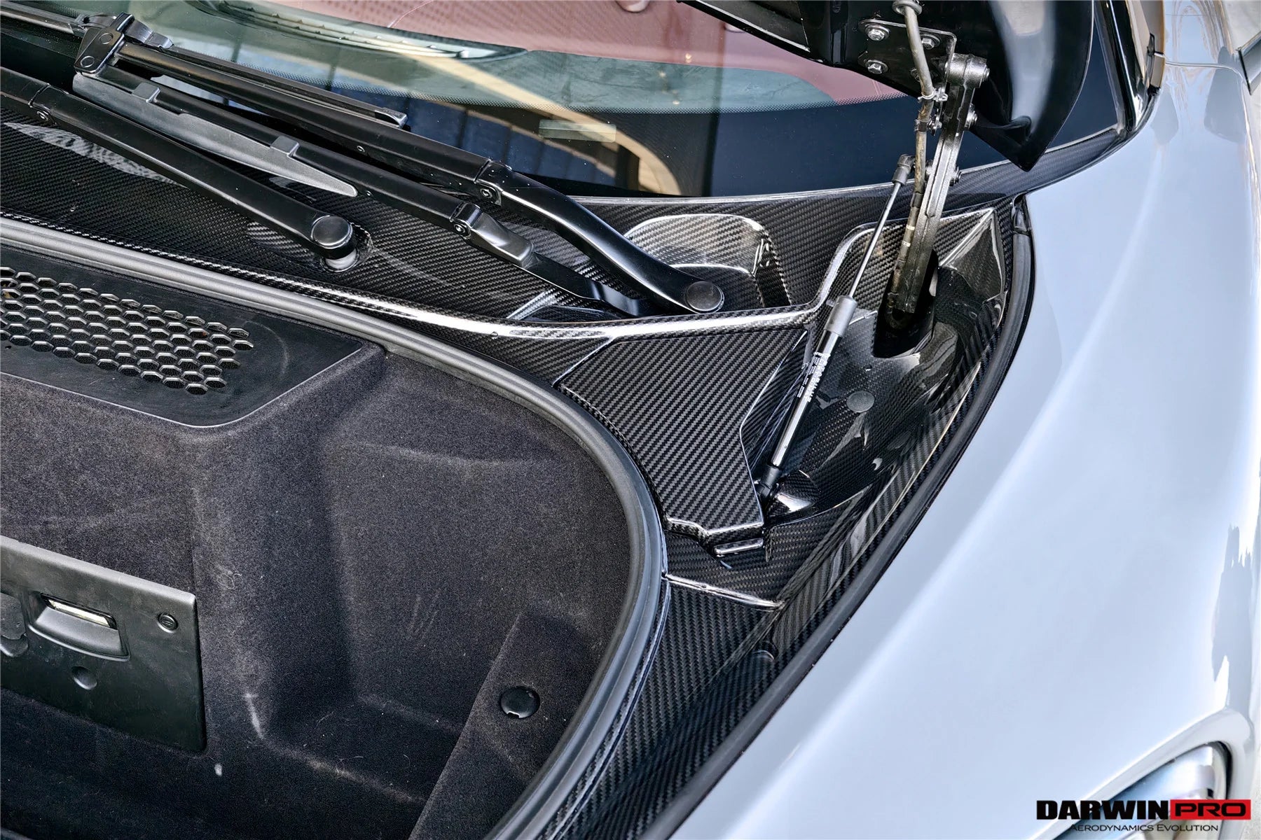 AUTHENTIC DARWINPRO DRY CARBON FRONT TRUNK OPENING SURROUND TRIM SET for MCLAREN 540C 570S 570GT 600LT 2015 - 2021
Set includes:

Front Trunk Opening Surround Trim Set (5pcs)
Material: Dry Carbon

NOTE: Professional installation is required