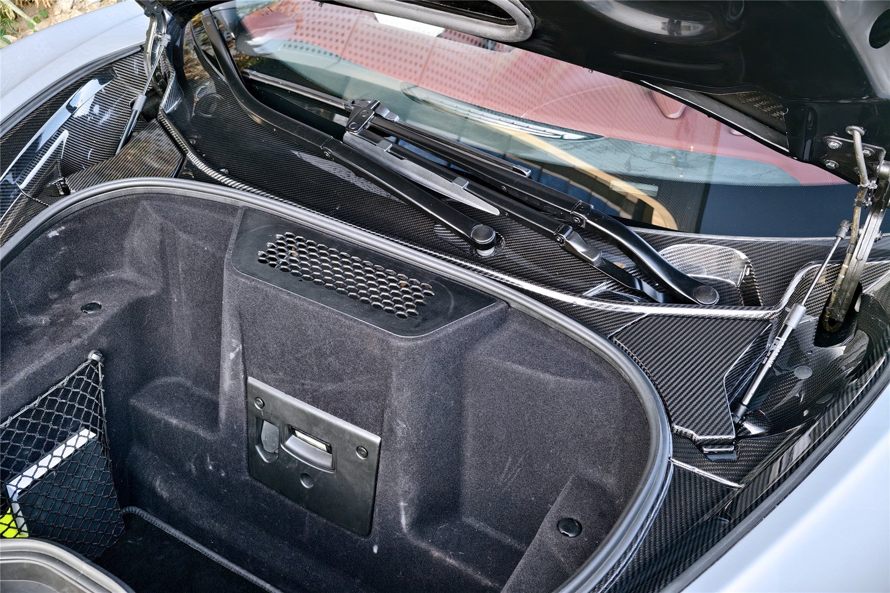 AUTHENTIC DARWINPRO DRY CARBON FRONT TRUNK OPENING SURROUND TRIM SET for MCLAREN 540C 570S 570GT 600LT 2015 - 2021
Set includes:

Front Trunk Opening Surround Trim Set (5pcs)
Material: Dry Carbon

NOTE: Professional installation is required