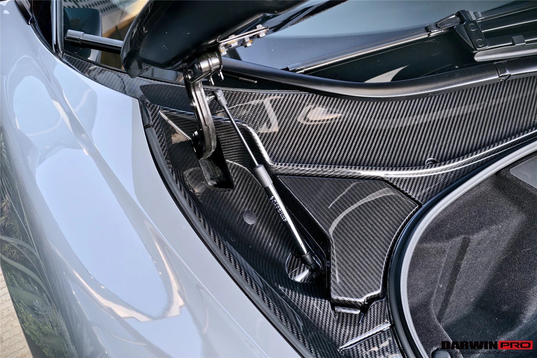 AUTHENTIC DARWINPRO DRY CARBON FRONT TRUNK OPENING SURROUND TRIM SET for MCLAREN 540C 570S 570GT 600LT 2015 - 2021
Set includes:

Front Trunk Opening Surround Trim Set (5pcs)
Material: Dry Carbon

NOTE: Professional installation is required