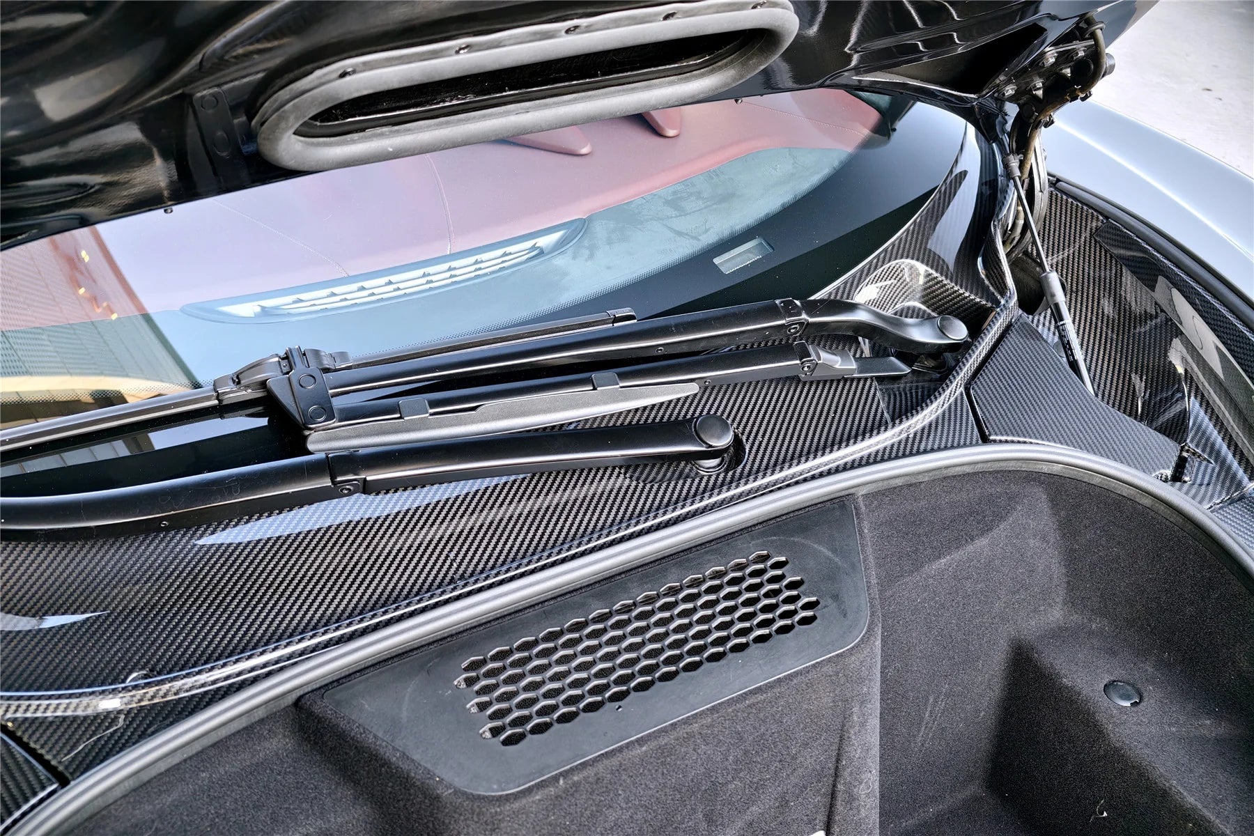 AUTHENTIC DARWINPRO DRY CARBON FRONT TRUNK OPENING SURROUND TRIM SET for MCLAREN 540C 570S 570GT 600LT 2015 - 2021
Set includes:

Front Trunk Opening Surround Trim Set (5pcs)
Material: Dry Carbon

NOTE: Professional installation is required