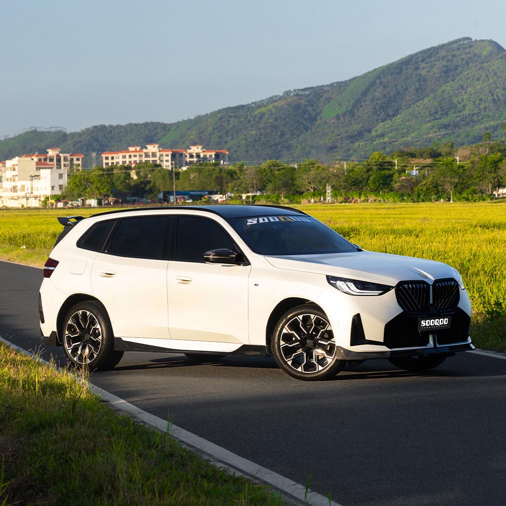 AUTHENTIC SOOQOO CARBON BODY KIT for BMW X3 G45 2025+
Set includes:

Front Lip
Side Skirts
Rear Roof Spoiler
Trunk Lip Spoiler
Rear Window Fins
Rear Bumper Trims
Rear Diffuser
Material: Prepreg Carbon

NOTE: Professional installation is required