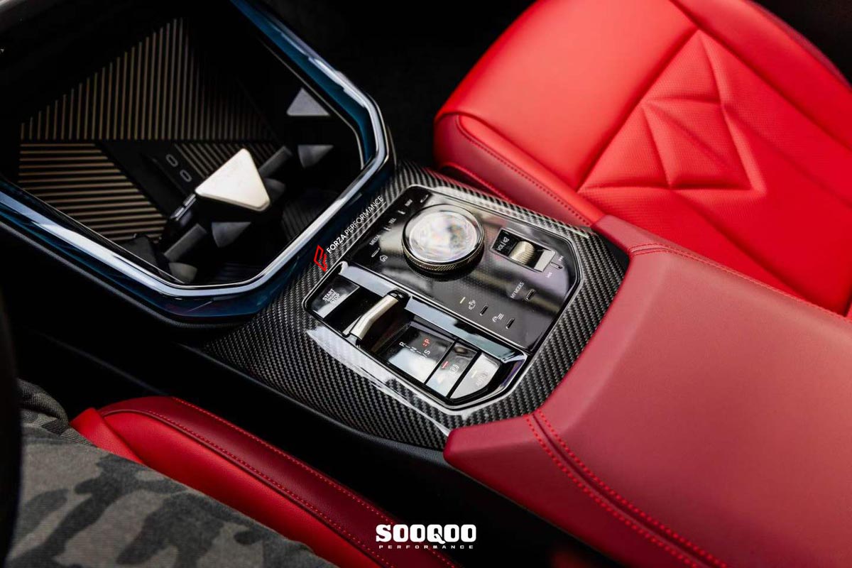AUTHENTIC SOOQOO DRY CARBON 3 PIECE INTERIOR TRIM SET for BMW X3 G45 2024+
Set includes:

Dashboard Trim Cover
Center Console Panel
Gear Selector Surround
Material: Dry Carbon

NOTE: Professional installation is required.
