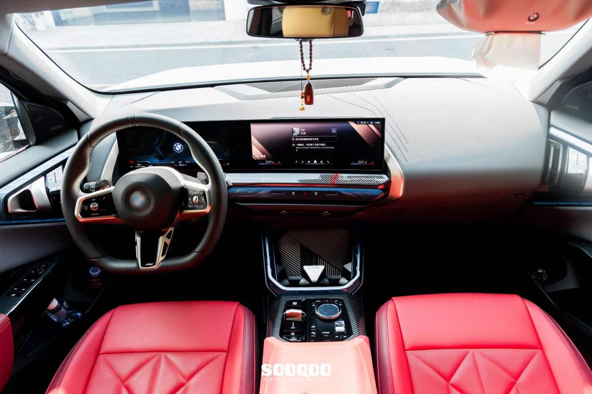 AUTHENTIC SOOQOO DRY CARBON 3 PIECE INTERIOR TRIM SET for BMW X3 G45 2024+
Set includes:

Dashboard Trim Cover
Center Console Panel
Gear Selector Surround
Material: Dry Carbon

NOTE: Professional installation is required.