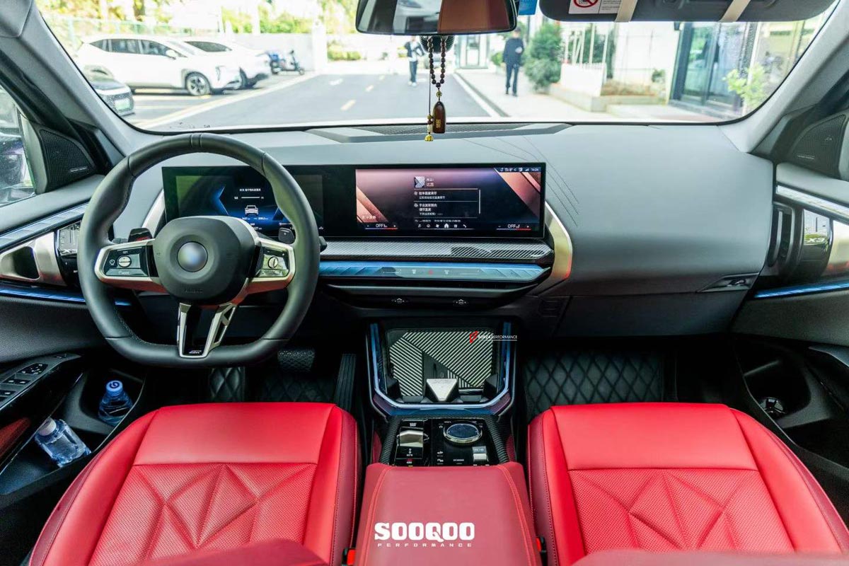 AUTHENTIC SOOQOO DRY CARBON 3 PIECE INTERIOR TRIM SET for BMW X3 G45 2024+
Set includes:

Dashboard Trim Cover
Center Console Panel
Gear Selector Surround
Material: Dry Carbon

NOTE: Professional installation is required.