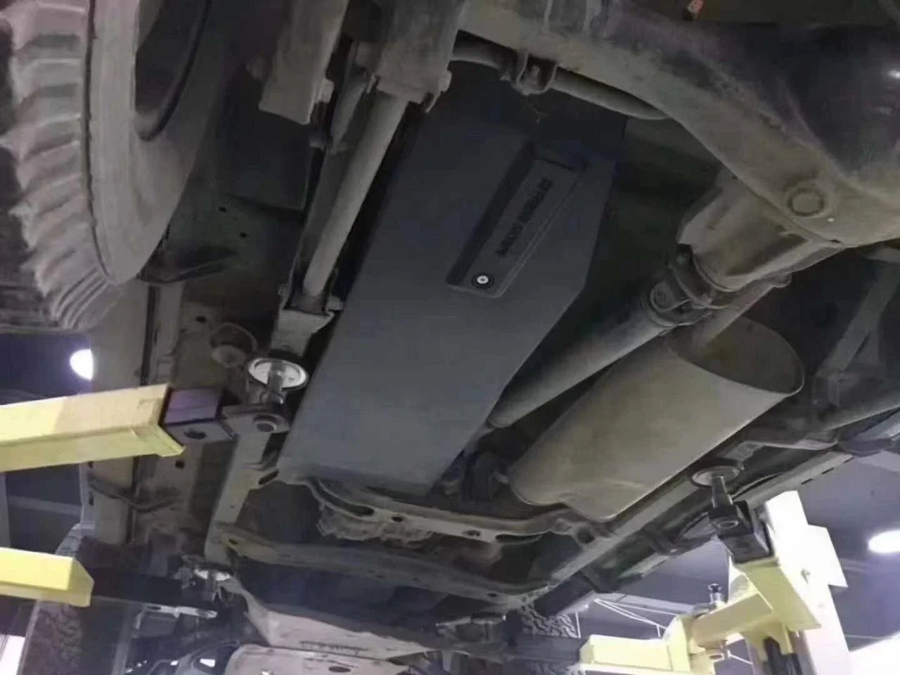AUXILIARY FUEL GAS TANK for BAIC BJ40 2 2021+

Set includes:

Gas Fuel Tank
Fuel Pump
Installation Manual

Material: Steel

Tank Capacity: 40 litre (10.5 Gallon)

Note: Professional installation is required.