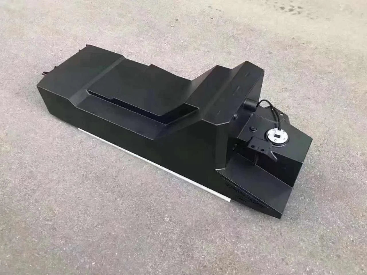 AUXILIARY FUEL GAS TANK for BAIC BJ40 2 2021+

Set includes:

Gas Fuel Tank
Fuel Pump
Installation Manual

Material: Steel

Tank Capacity: 40 litre (10.5 Gallon)

Note: Professional installation is required.