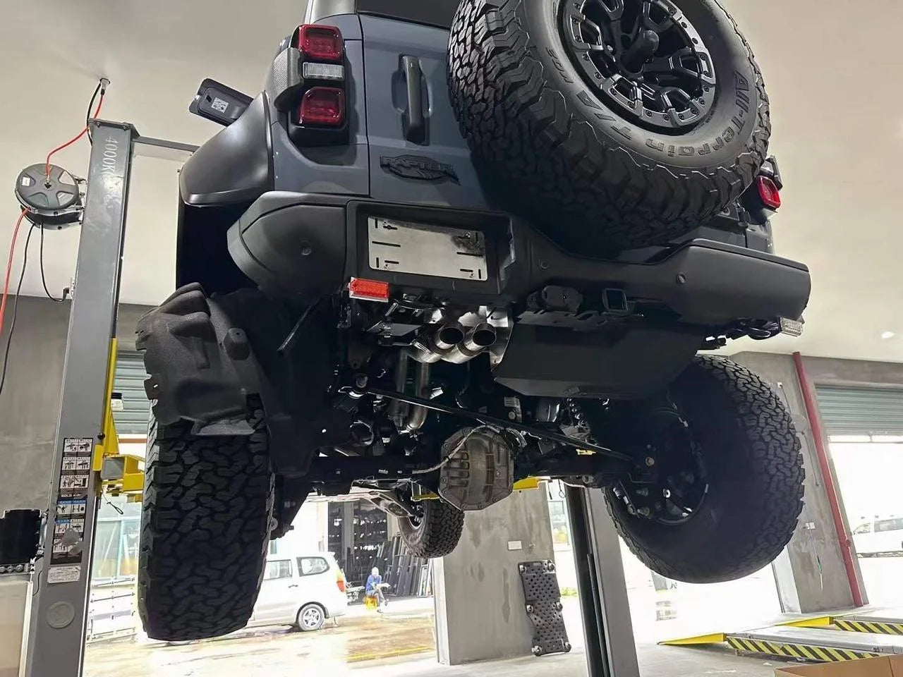 AUXILIARY FUEL GAS TANK for FORD BRONCO RAPTOR U725 2021+

Set includes:

Gas Fuel Tank
Fuel Pump
Installation Manual

Material: Steel

Tank Capacity: 70 litre (18.49 Gallon)

Note: Professional installation is required.

CONTACT US FOR PRICING