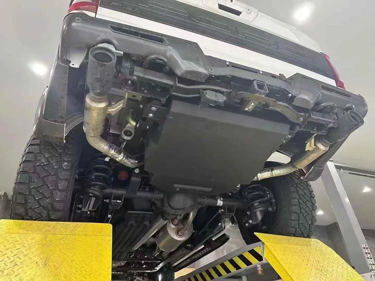 AUXILIARY FUEL GAS TANK for FORD F150 RAPTOR P702 2024+

Set includes:

Gas Fuel Tank
Fuel Pump
Installation Manual

Material: Steel

Tank Capacity: 137 litre (36.19 Gallon)

Note: Professional installation is required.
