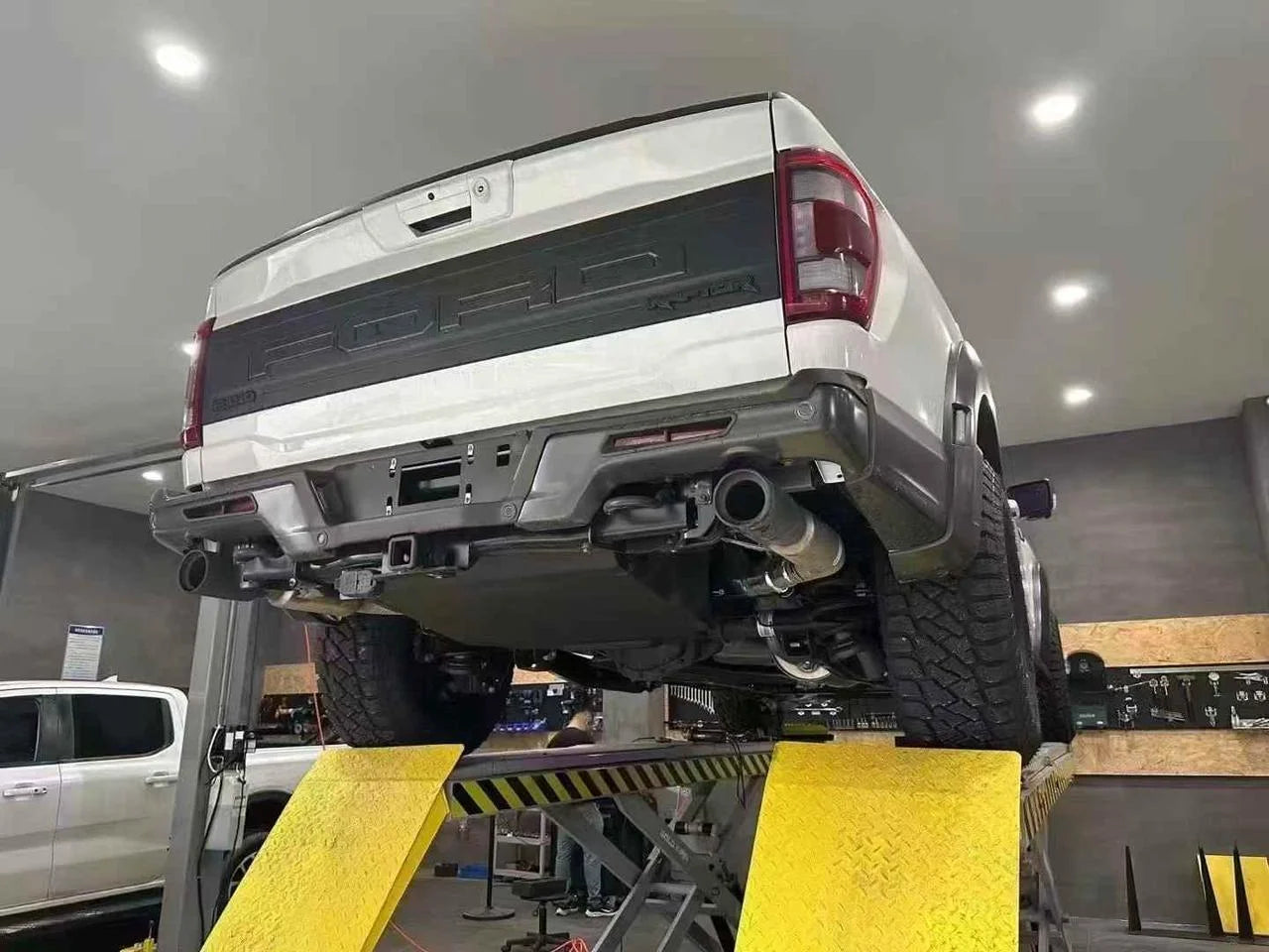AUXILIARY FUEL GAS TANK for FORD F150 RAPTOR P702 2024+

Set includes:

Gas Fuel Tank
Fuel Pump
Installation Manual

Material: Steel

Tank Capacity: 137 litre (36.19 Gallon)

Note: Professional installation is required.