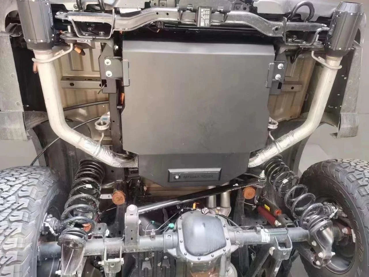 AUXILIARY FUEL GAS TANK for FORD F150 RAPTOR XIV P702 2021 - 2024

Set includes:

Gas Fuel Tank
Fuel Pump
Installation Manual

Material: Steel

Tank Capacity: 137 litre (36.2 Gallon)

Note: Professional installation is required.