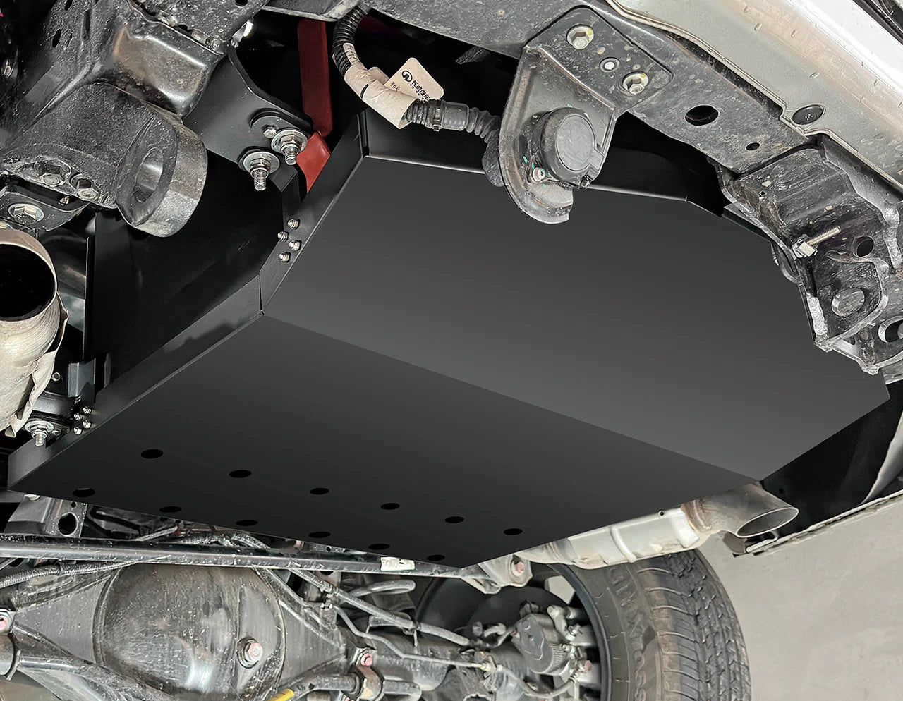 AUXILIARY FUEL GAS TANK for FORD EVEREST 3 U704 2022+

Set includes:

Gas Fuel Tank
Fuel Pump
Installation Manual

Material: Steel

Tank Capacity: 103 litre (27.2 Gallon)

Note: Professional installation is required.