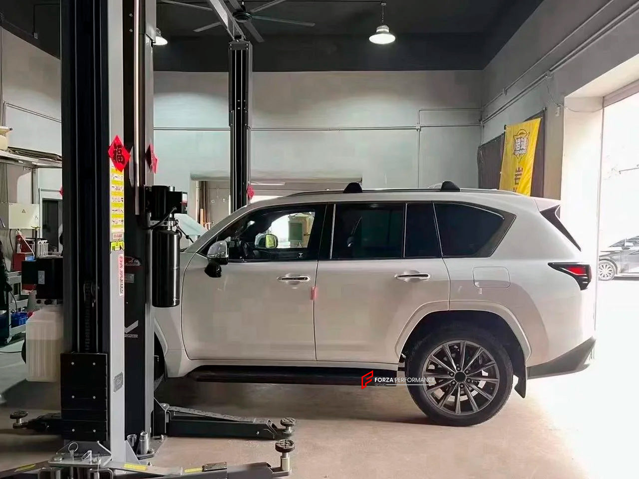 AUXILIARY FUEL GAS TANK for LEXUS LX600 J300 2021+

Set includes:

Gas Fuel Tank
Fuel Pump
Installation Manual

Material: Steel

Tank Capacity: 62 litre (16.37 Gallon)

Note: Professional installation is required.