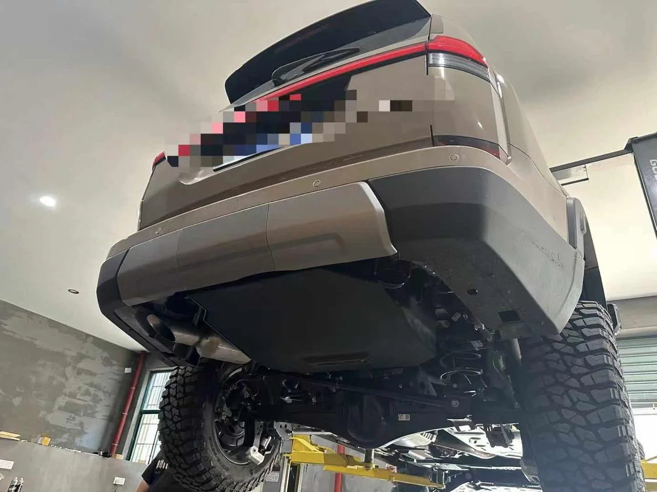 AUXILIARY FUEL GAS TANK for TOYOTA LAND CRUISER 250 LC250 2023+

Set includes:

Gas Fuel Tank
Fuel Pump
Installation Manual

Material: Steel

Tank Capacity: 107 litre (28.2 Gallon)

Note: Professional installation is required.