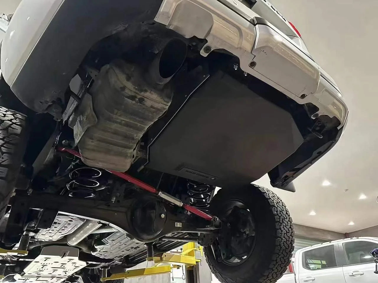 AUXILIARY FUEL GAS TANK for TOYOTA LAND CRUISER 300 LC300 2021+

Set includes:

Gas Fuel Tank
Fuel Pump
Installation Manual

Material: Steel

Tank Capacity: 117 litre (30.9 Gallon)

Note: Professional installation is required.