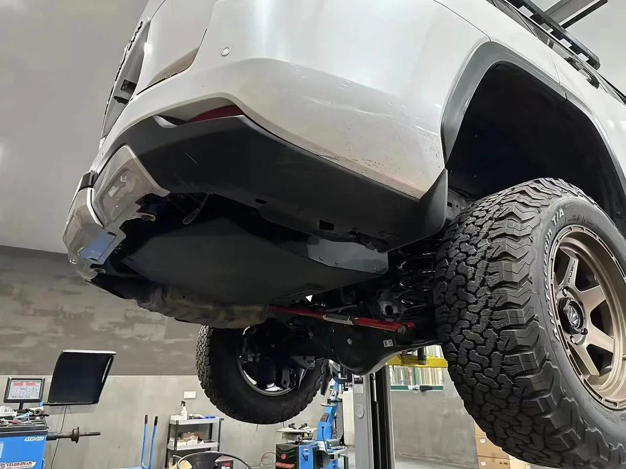 AUXILIARY FUEL GAS TANK for TOYOTA LAND CRUISER 300 LC300 2021+

Set includes:

Gas Fuel Tank
Fuel Pump
Installation Manual

Material: Steel

Tank Capacity: 117 litre (30.9 Gallon)

Note: Professional installation is required.