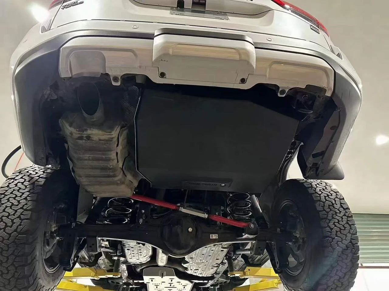 AUXILIARY FUEL GAS TANK for TOYOTA LAND CRUISER 300 LC300 2021+

Set includes:

Gas Fuel Tank
Fuel Pump
Installation Manual

Material: Steel

Tank Capacity: 117 litre (30.9 Gallon)

Note: Professional installation is required.
