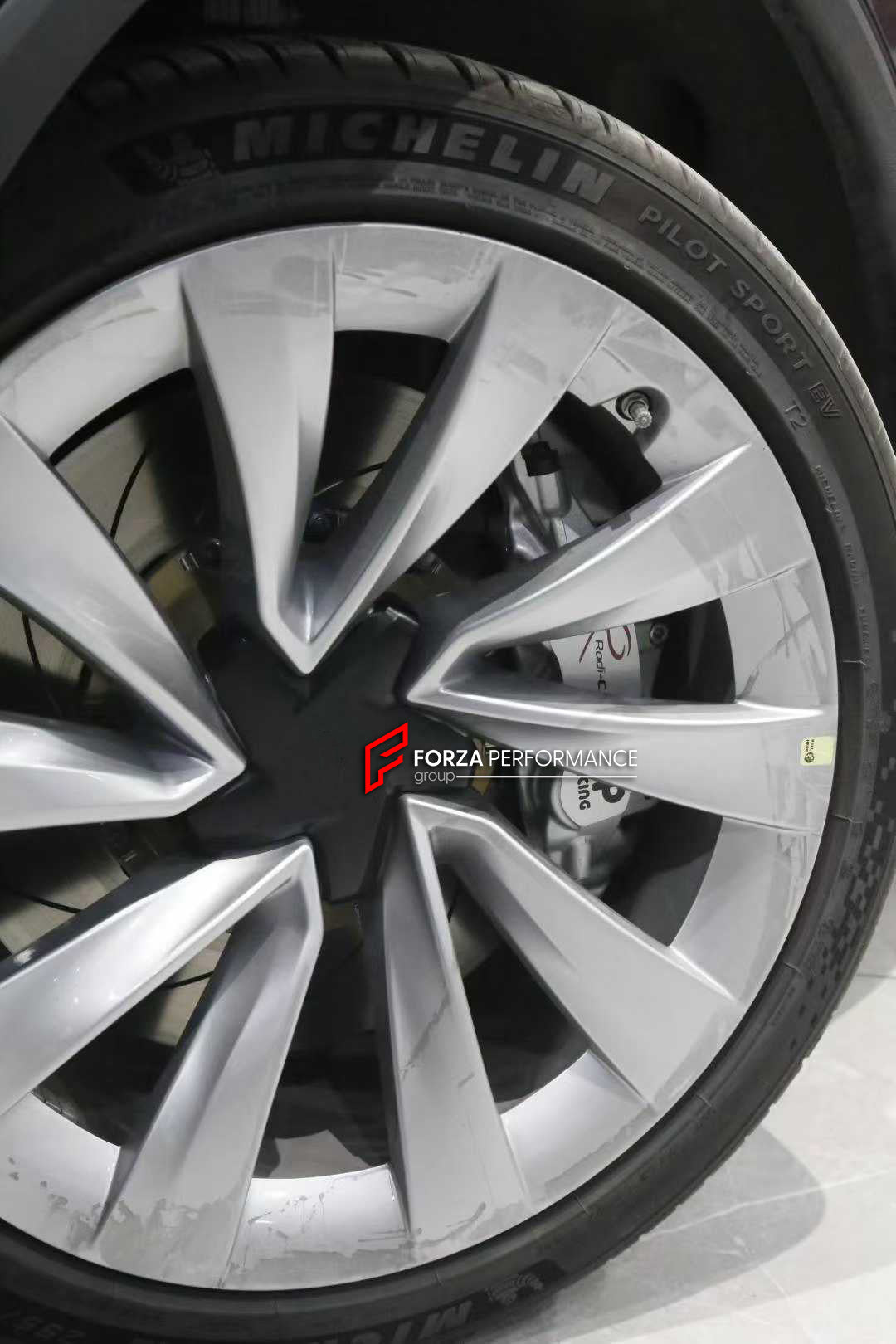 BIG BRAKE KIT BBK for TESLA MODEL Y JUNIPER 2025+

Forza Performance Group offers various types of big brake kits, all types of aftermarket brake calipers, as well as genuine original brands of all types, such as AP Racing, Brembo, Akebono, AMG, M Performance, Audi, Porsche, Lamborghini, Toyota TRD, etc.

Current set includes:

2x Authentic AP Racing CP9560 6 Pot Front Brake Calipers

2x Front Brake Discs 390 mm

2x Rear Brake Discs 370 mm
2x Brake Caliper Adapters
2x Brake Pads


PLEASE INCLUDE YOUR VIN, M