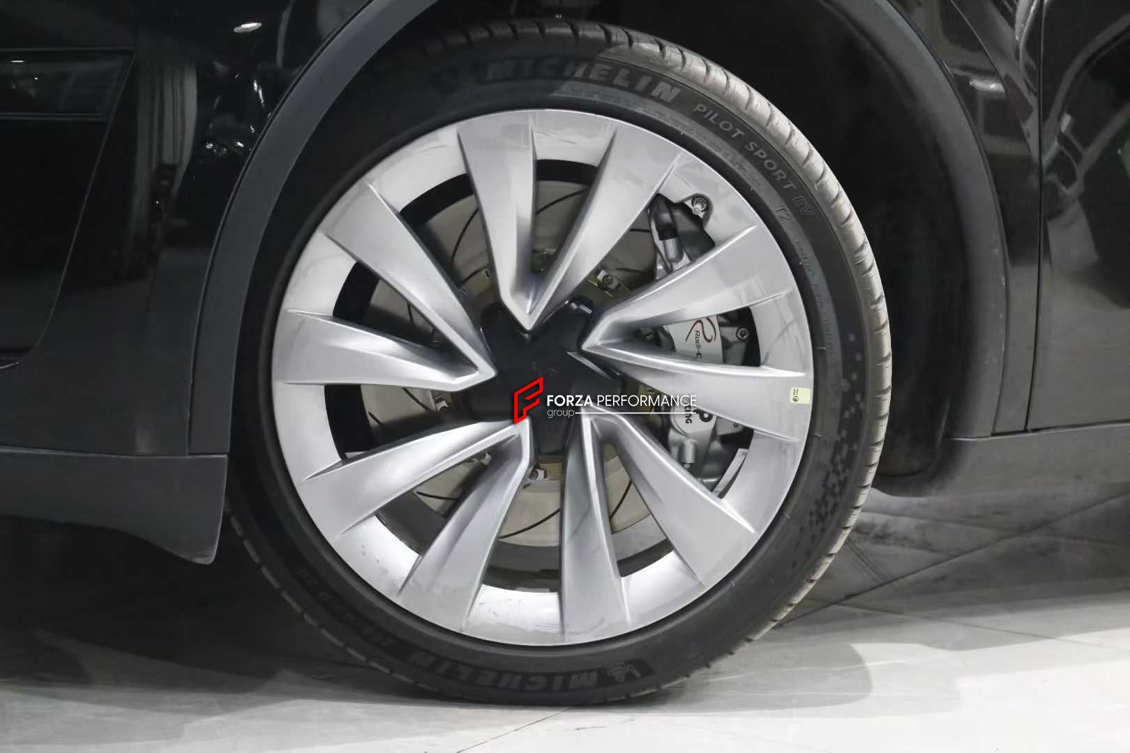 BIG BRAKE KIT BBK for TESLA MODEL Y JUNIPER 2025+

Forza Performance Group offers various types of big brake kits, all types of aftermarket brake calipers, as well as genuine original brands of all types, such as AP Racing, Brembo, Akebono, AMG, M Performance, Audi, Porsche, Lamborghini, Toyota TRD, etc.

Current set includes:

2x Authentic AP Racing CP9560 6 Pot Front Brake Calipers

2x Front Brake Discs 390 mm

2x Rear Brake Discs 370 mm
2x Brake Caliper Adapters
2x Brake Pads


PLEASE INCLUDE YOUR VIN, M