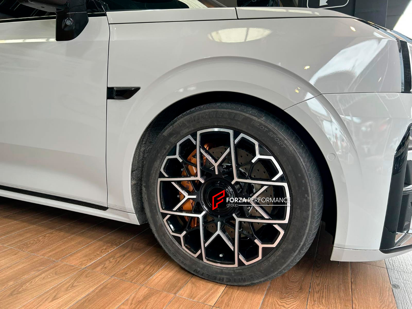 BIG BRAKE KIT BBK for ZEEKR 009 2022+

Forza Performance Group offers various types of big brake kits, all types of aftermarket brake calipers, as well as genuine original brands of all types, such as AP Racing, Brembo, Akebono, AMG, M Performance, Audi, Porsche, Lamborghini, Toyota TRD, etc.

Current set includes:

2x Authentic AP Racing CP9560 6 Pot Front Brake Calipers
2x Authentic AP Racing CP9542 4 pot Rear Brake Calipers

2x Electric Parking Brake
2x Front Brake Discs 390 mm

2x Rear Brake Discs 380 m