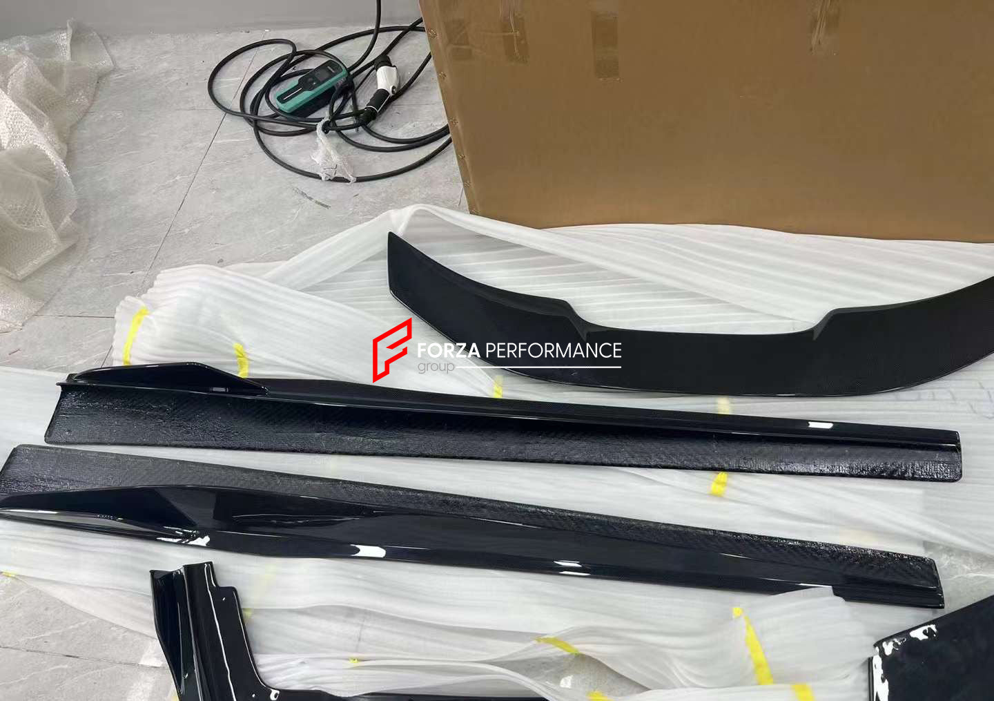 BODY KIT for FERRARI 458 ITALIA 2009 - 2015  Set includes: Front Lip Side Skirts Rear Diffuser