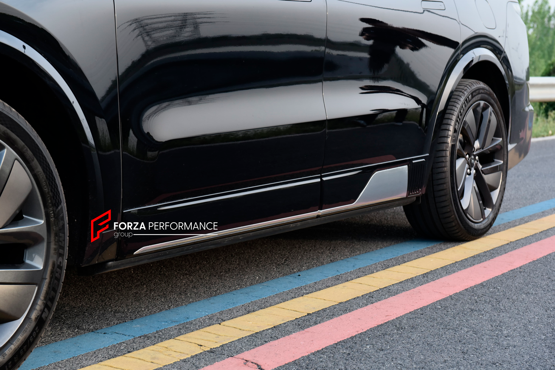 BODY KIT for LIXIANG L9

Set includes:

Front Bumper Assembly
Side Skirts
Rear Bumper Assembly

Material: Plastic

Note: Professional installation is required.