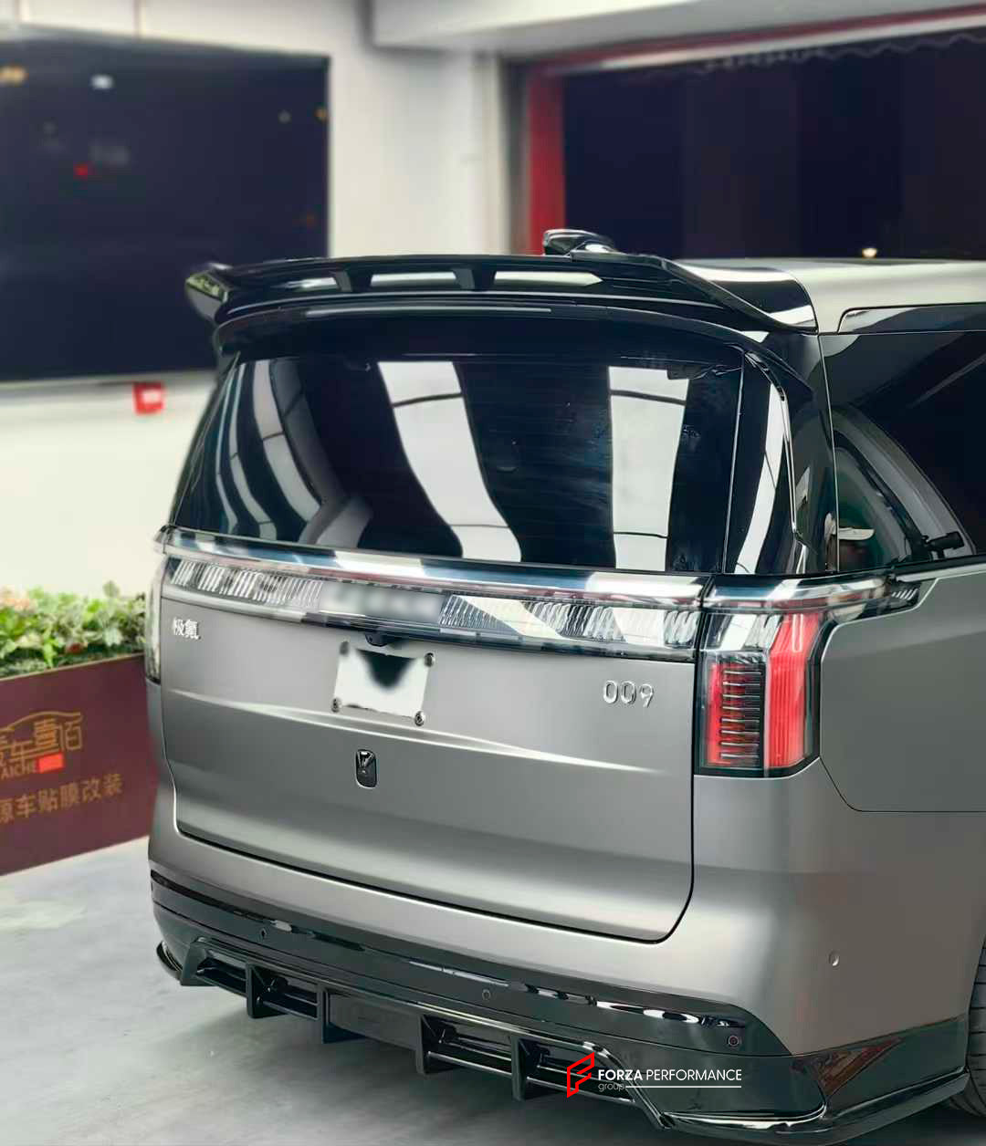 BODY KIT FOR ZEEKR 009 2022+

Set includes:
Front Lip

Side Skirt
Roof Spoiler
Rear Diffuser

Material: Plastic

NOTE: Professional installation is required