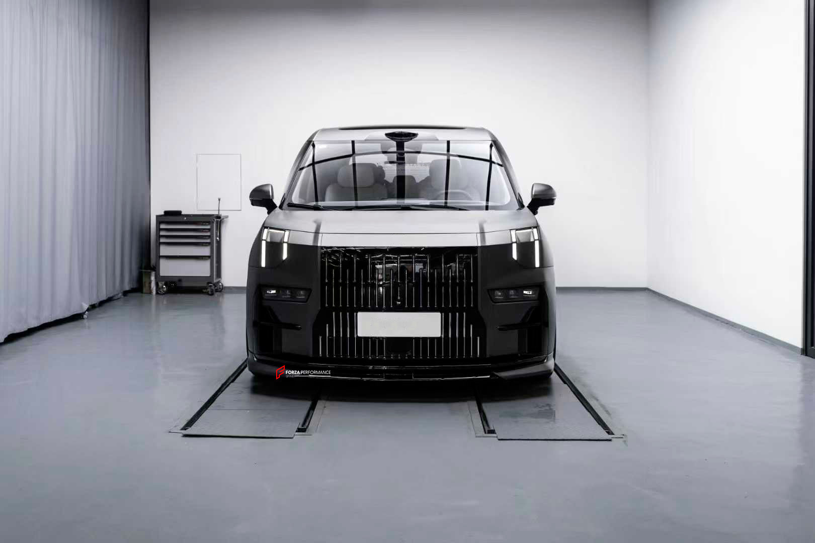BODY KIT FOR ZEEKR 009 2022+

Set includes:
Front Lip

Side Skirt
Roof Spoiler
Rear Diffuser

Material: Plastic

NOTE: Professional installation is required