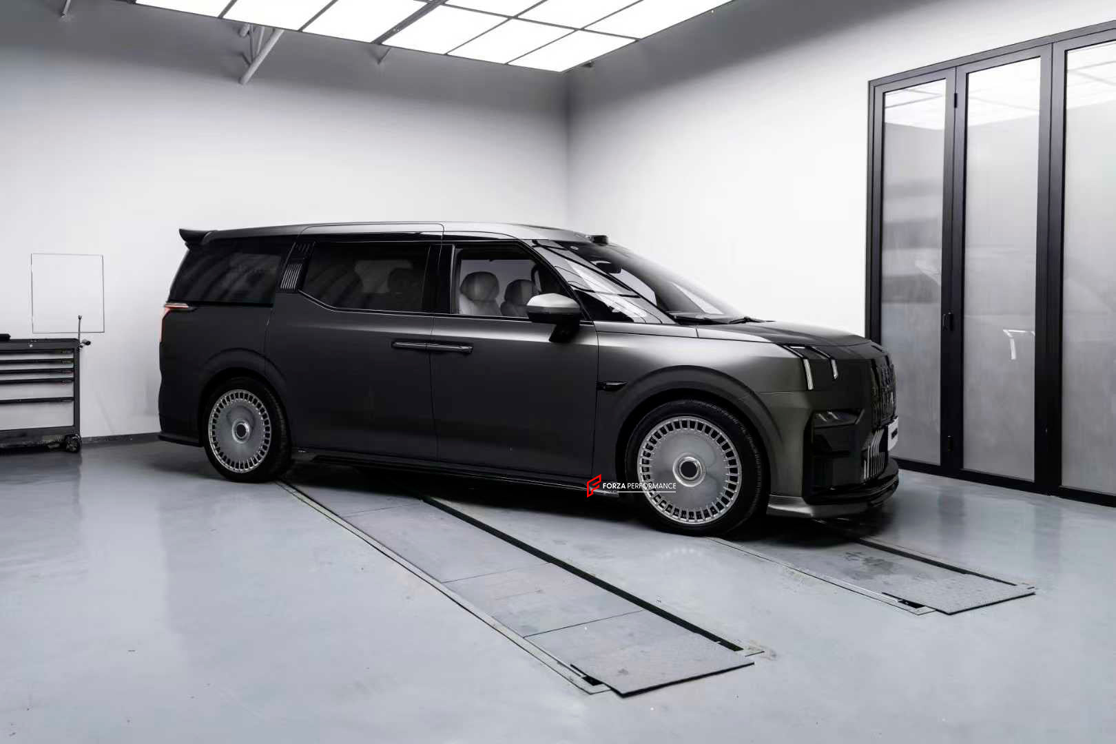 BODY KIT FOR ZEEKR 009 2022+

Set includes:
Front Lip

Side Skirt
Roof Spoiler
Rear Diffuser

Material: Plastic

NOTE: Professional installation is required