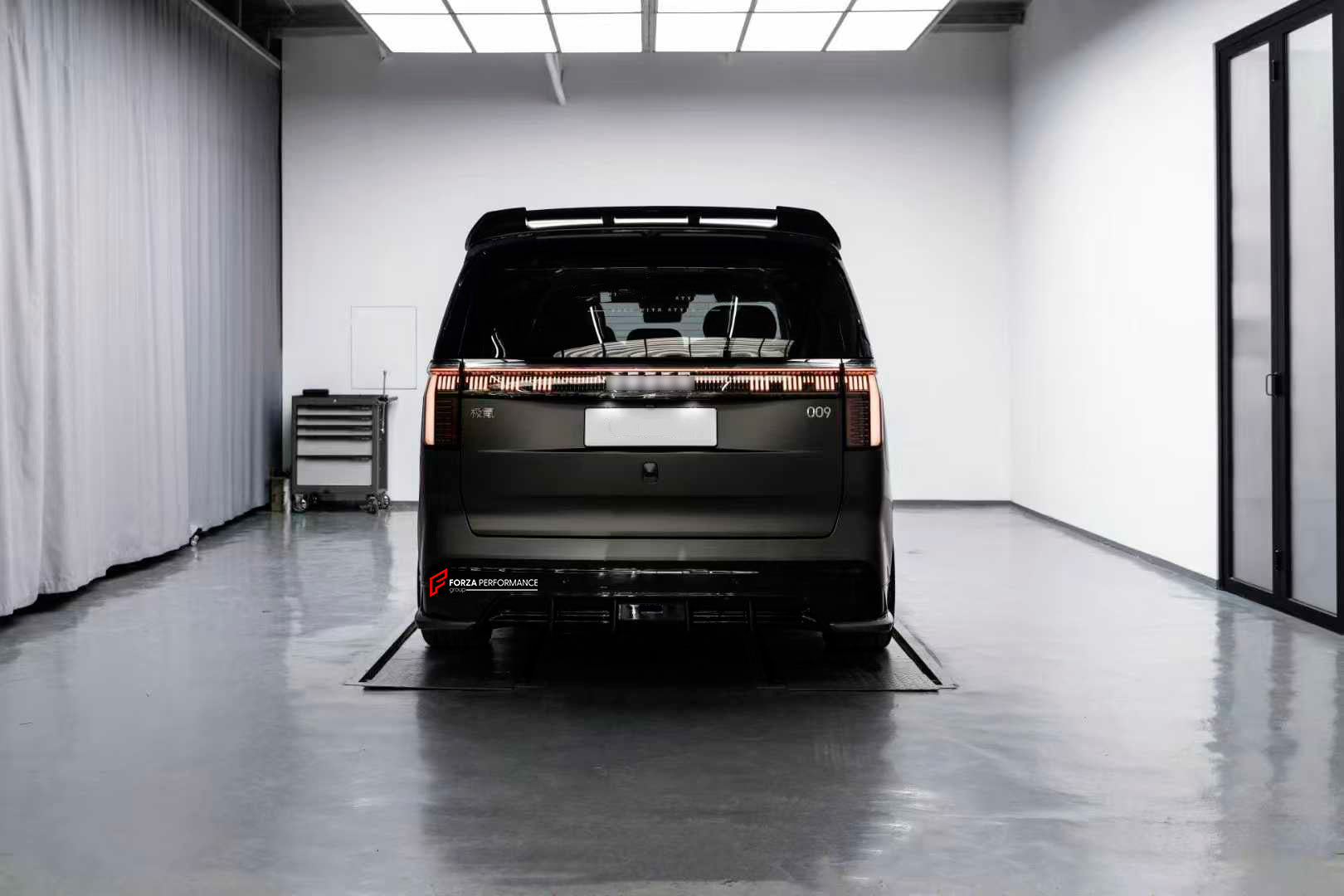 BODY KIT FOR ZEEKR 009 2022+

Set includes:
Front Lip

Side Skirt
Roof Spoiler
Rear Diffuser

Material: Plastic

NOTE: Professional installation is required