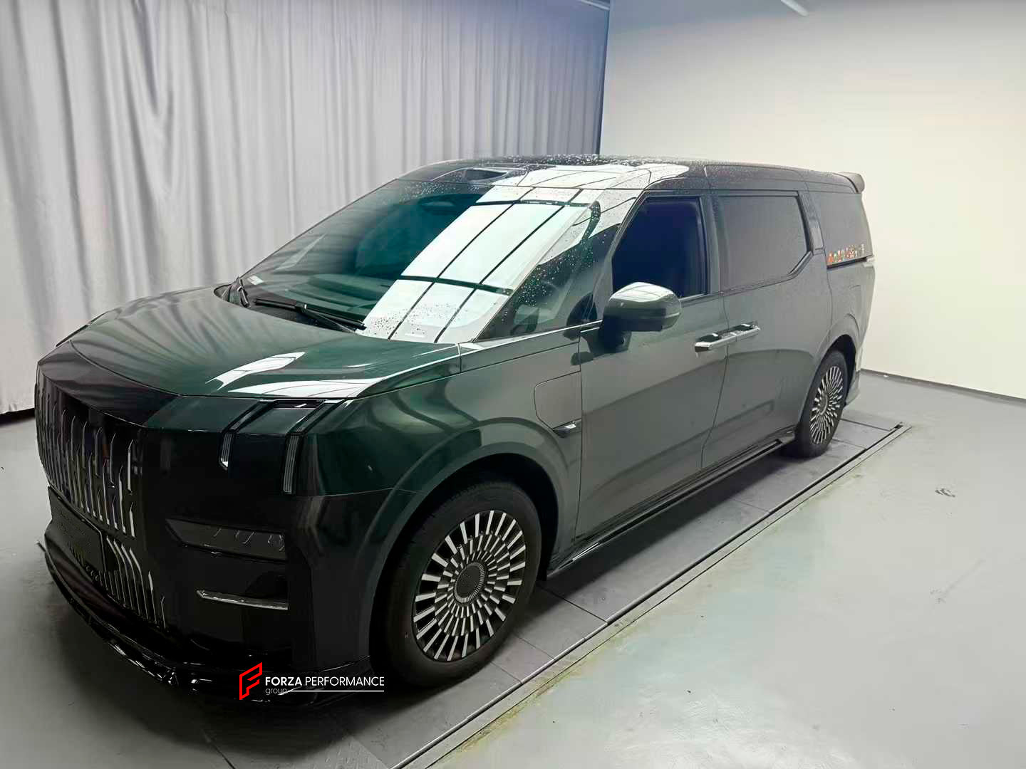 BODY KIT FOR ZEEKR 009 2022+

Set includes:
Front Lip

Side Skirt
Roof Spoiler
Rear Diffuser

Material: Plastic

NOTE: Professional installation is required