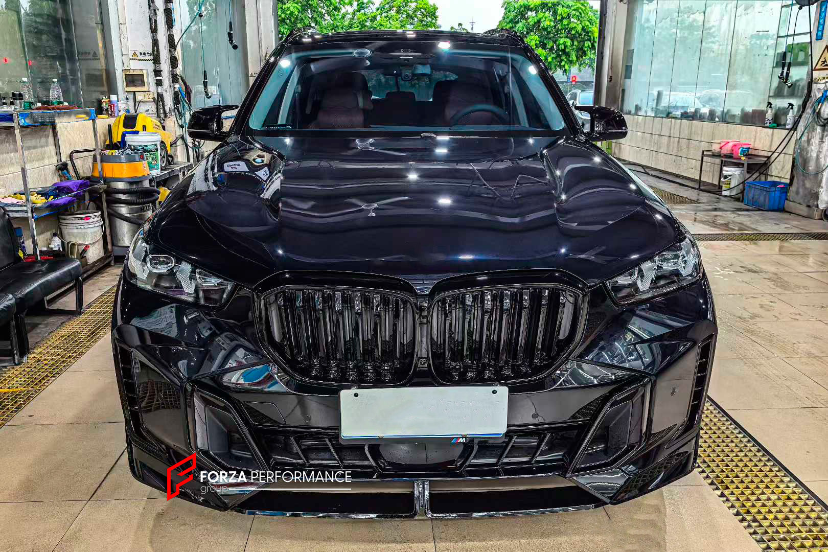 BODY KIT for BMW X5 G05 G18 LCI 2023+ M PERFORMANCE BLACKOUT PACKAGE

Set includes:

Front Lip
Front Bumper Air Vent Trims
Front Grille
Front Fender Trims
Side Mirrors
Side Skirts
Roof Spoiler
Exhaust Tips
Rear Diffuser

Material: Carbon + Plastic

NOTE: Professional installation is required.
