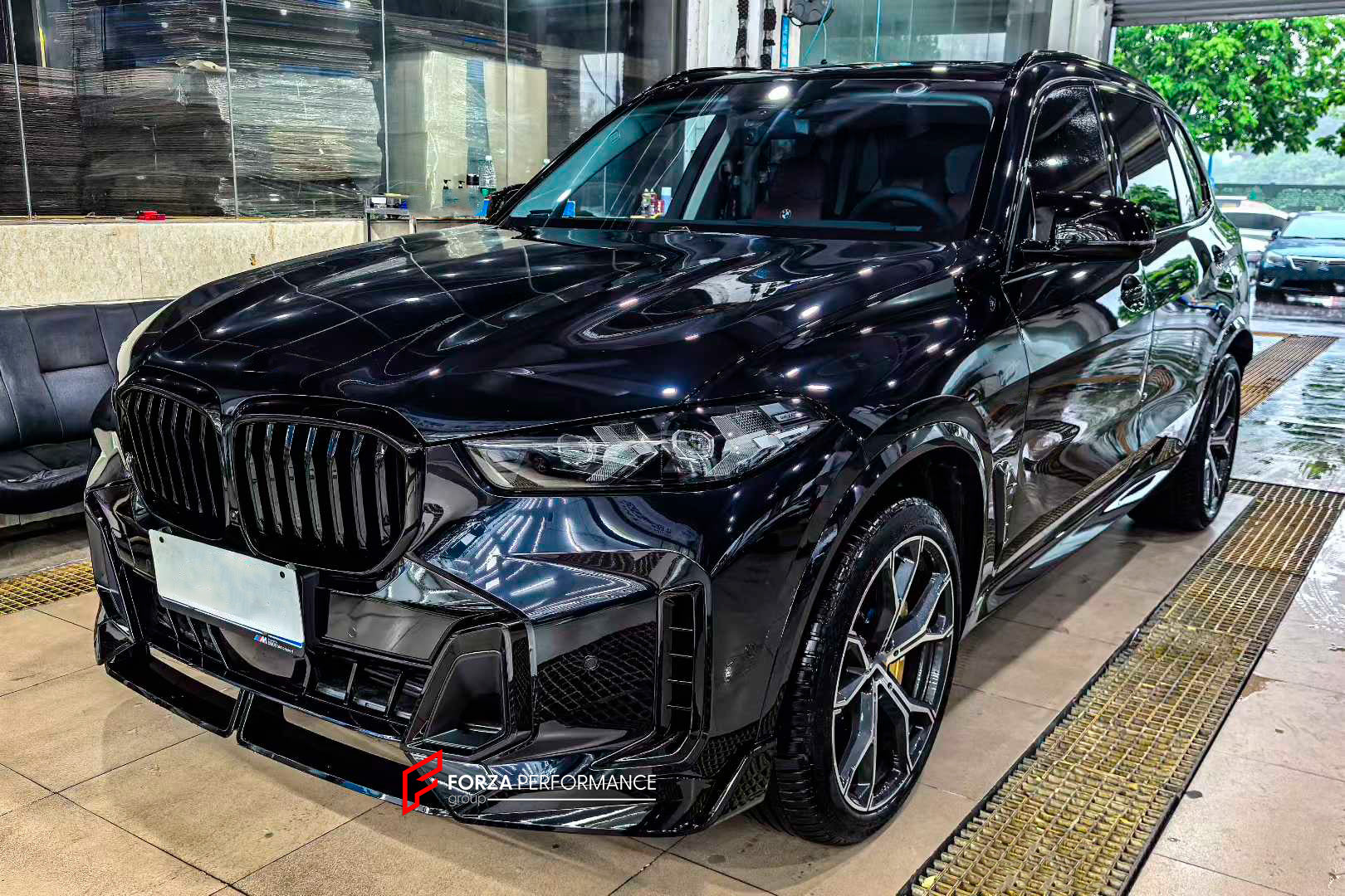 BODY KIT for BMW X5 G05 G18 LCI 2023+ M PERFORMANCE BLACKOUT PACKAGE

Set includes:

Front Lip
Front Bumper Air Vent Trims
Front Grille
Front Fender Trims
Side Mirrors
Side Skirts
Roof Spoiler
Exhaust Tips
Rear Diffuser

Material: Carbon + Plastic

NOTE: Professional installation is required.
