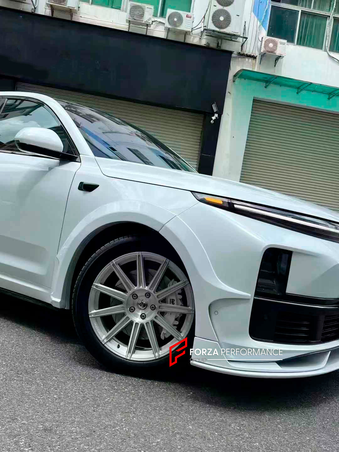 CARBON BODY KIT FOR LIXIANG L9 2023+

Set includes:

Front Lip
Front Bumper Trims
Fender Flares
Side Skirts

Roof Spoiler
Rear Spoiler
Rear Diffuser

Material: Carbon Fiber

Note: Professional installation is required