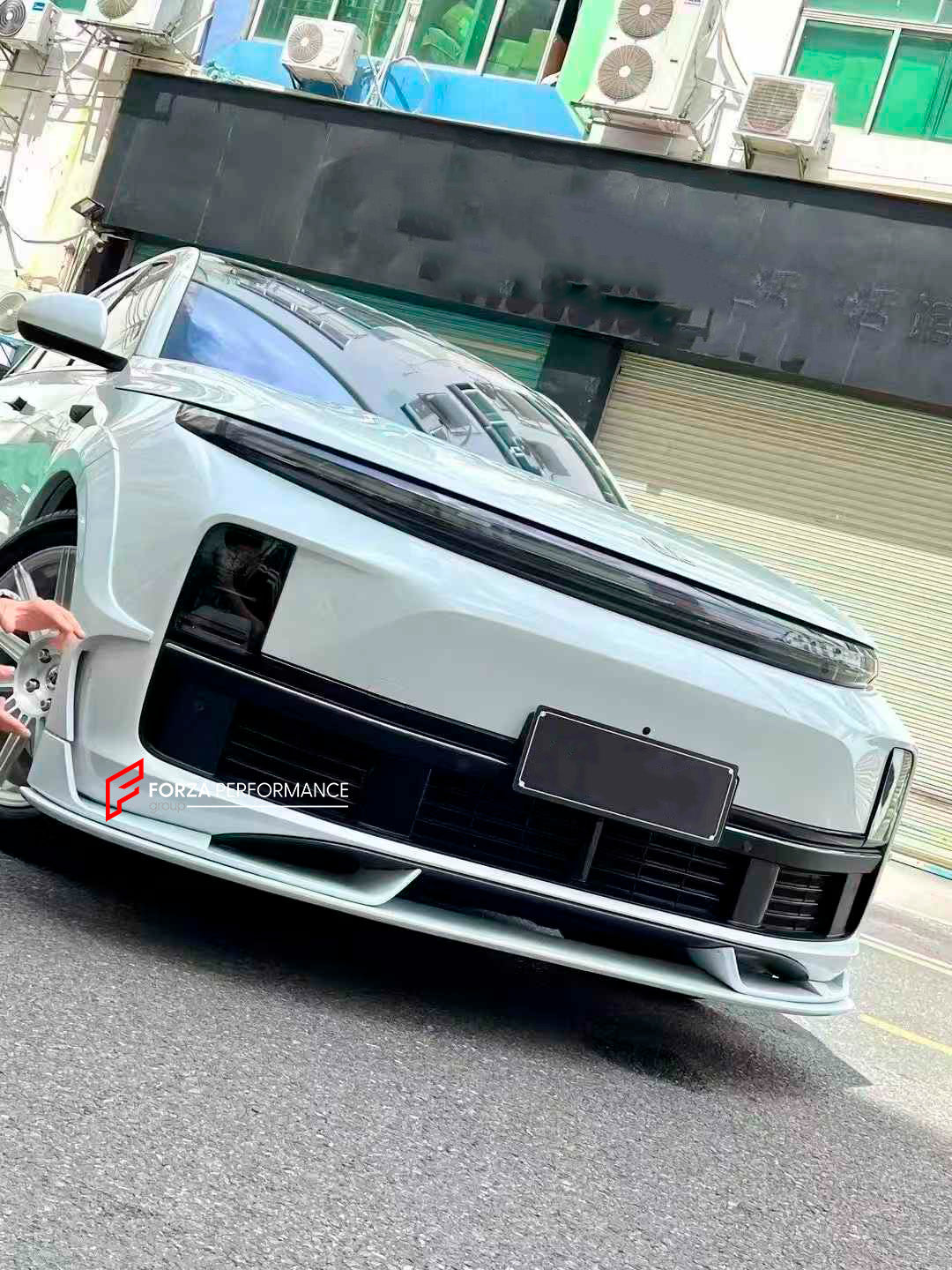 CARBON BODY KIT FOR LIXIANG L9 2023+

Set includes:

Front Lip
Front Bumper Trims
Fender Flares
Side Skirts

Roof Spoiler
Rear Spoiler
Rear Diffuser

Material: Carbon Fiber

Note: Professional installation is required