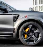 CARBON BODY KIT for Porsche Cayenne 9Y0.2 2024+
Set includes:

Front Lip
Front Bumper Fins
Hood Bonnet
Front Fenders
Front Fender Vents
Side Skirts
Rear Fenders
Roof Spoiler
Rear Diffuser
Material: Carbon

NOTE: Professional installation is required.