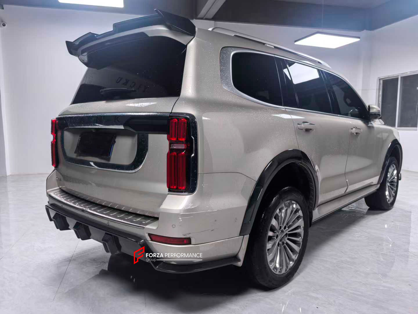 CARBON BODY KIT for TANK 500 2022+

Set includes:

Front Lip
Front Grille
Hood
Fender Flares
Roof Spoiler
Trunk Spoiler
Rear Diffuser

Material: Carbon

Note: Professional installation is required.