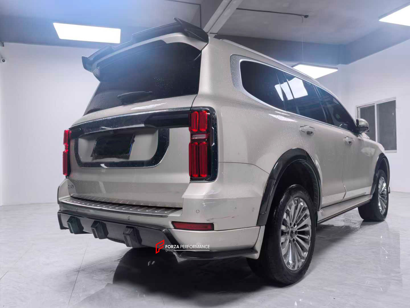 CARBON BODY KIT for TANK 500 2022+

Set includes:

Front Lip
Front Grille
Hood
Fender Flares
Roof Spoiler
Trunk Spoiler
Rear Diffuser

Material: Carbon

Note: Professional installation is required.