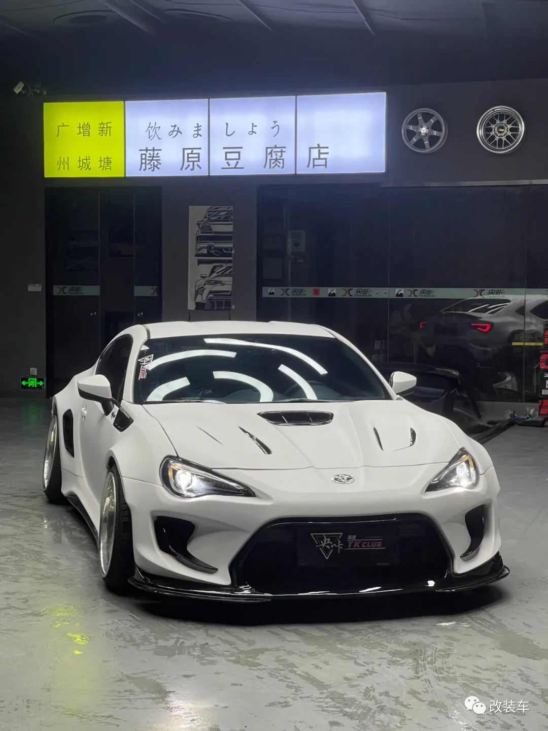 CARBON WIDE BODY KIT for TOYOTA GT86 SUBARU BRZ ZN6 2012 - 2021

Set includes:

Front Lip
Front Bumper Assembly

Front Bumper Canards
Hood / Bonnet
Front Wide Fenders
Side Skirts

Rear Wide Fenders
Rear Wing Spoiler
Rear Spoiler / Ducktail
Rear Bumper
Rear Diffuser

Material:&nbsp;Wet Carbon with Fiberglass

NOTE:&nbsp;Professional installation is required. Fenders cutting is required. Suspension setup should be checked after fitting to avoid contact at full compression.

Recommended Wheels size:

Front:&nb