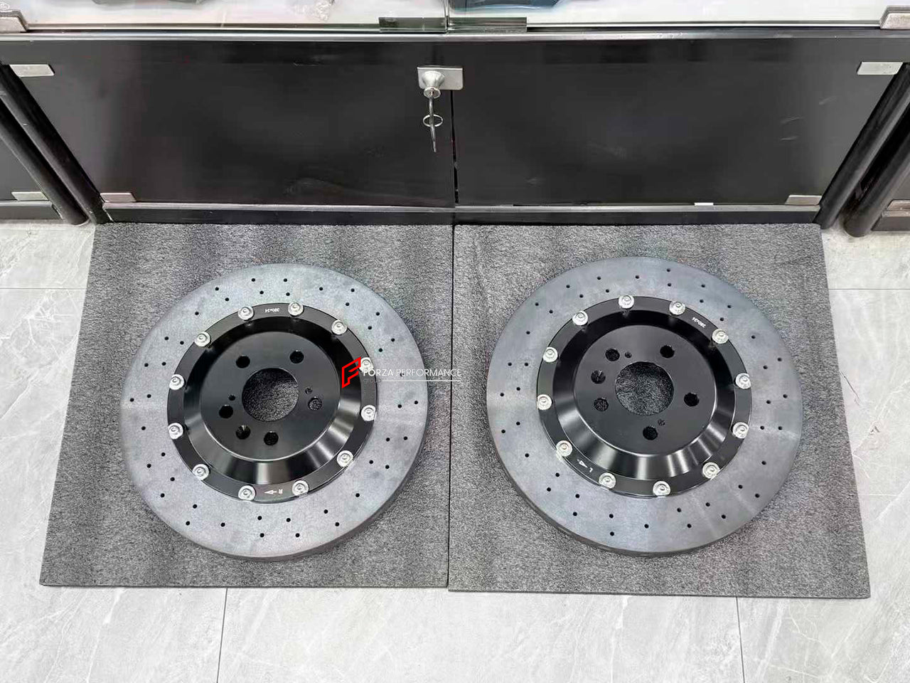 CARBON CERAMIC BIG BRAKE KIT for AUDI A4 40TFSI AVANT B9 FACELIFT 2019+

Forza Performance Group offers various types of big brake kits, all types of aftermarket brake calipers, as well as genuine original brands of all types, such as AP Racing, Brembo, Akebono, AMG, M Performance, Audi, Porsche, Lamborghini, Toyota TRD, etc.

Material: Carbon Ceramic

Current set includes:

2x Authentic Brembo GTS 6 Pot Front Brake Calipers

2x Front Brake Discs 380 mm

2x Brake Caliper Adapters
2x Brake Pads

PLEASE INCLU