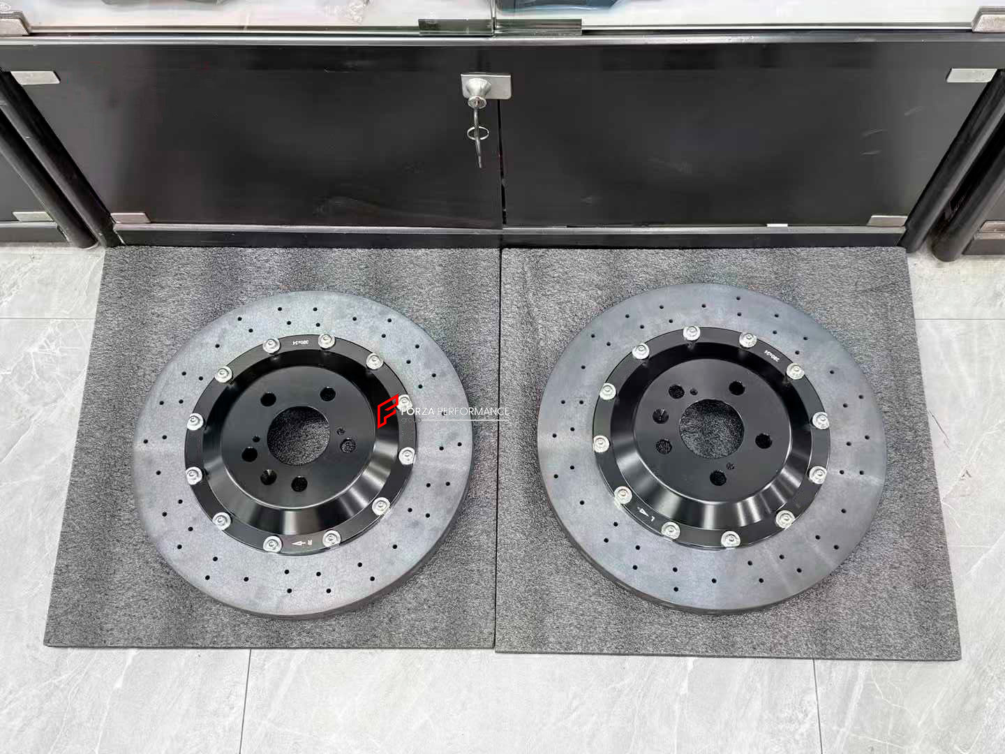 CARBON CERAMIC BIG BRAKE KIT for AUDI A4 40TFSI AVANT B9 FACELIFT 2019+

Forza Performance Group offers various types of big brake kits, all types of aftermarket brake calipers, as well as genuine original brands of all types, such as AP Racing, Brembo, Akebono, AMG, M Performance, Audi, Porsche, Lamborghini, Toyota TRD, etc.

Material: Carbon Ceramic

Current set includes:

2x Authentic Brembo GTS 6 Pot Front Brake Calipers

2x Front Brake Discs 380 mm

2x Brake Caliper Adapters
2x Brake Pads

PLEASE INCLU