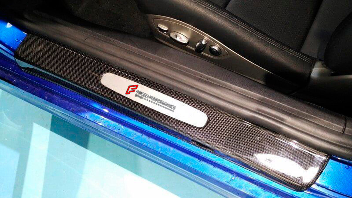 CARBON DOOR SILL for Porsche Cayman 981
Set includes:

Door Sill
Material: Carbon

NOTE: Professional installation is required.