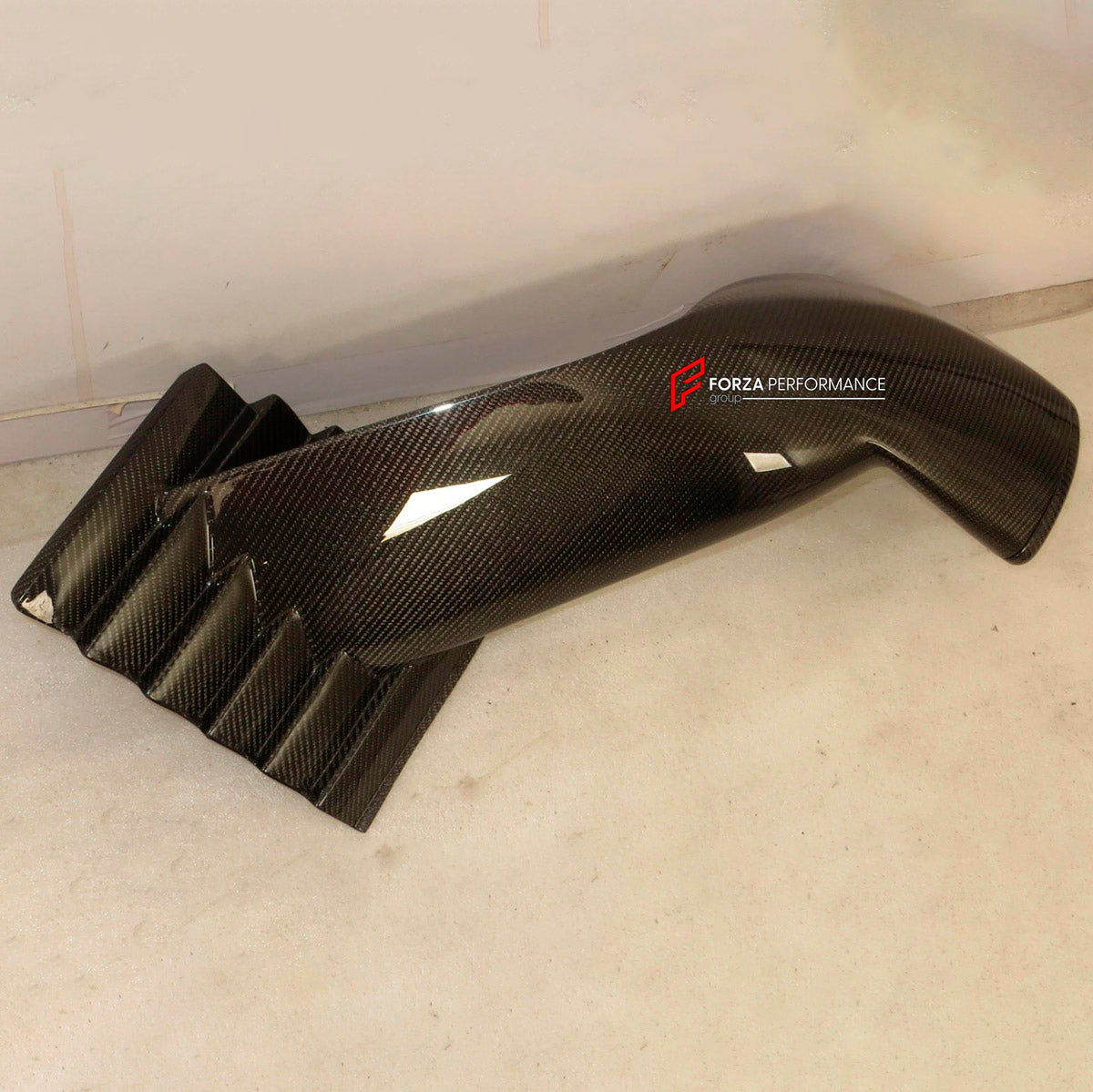 CARBON ENGINE COVER AIR SCOOP for Lotus Elise S2 2002 - 2009
Set includes:

Engine Cover Air Scoop
Material: Carbon

NOTE: Professional installation is required.