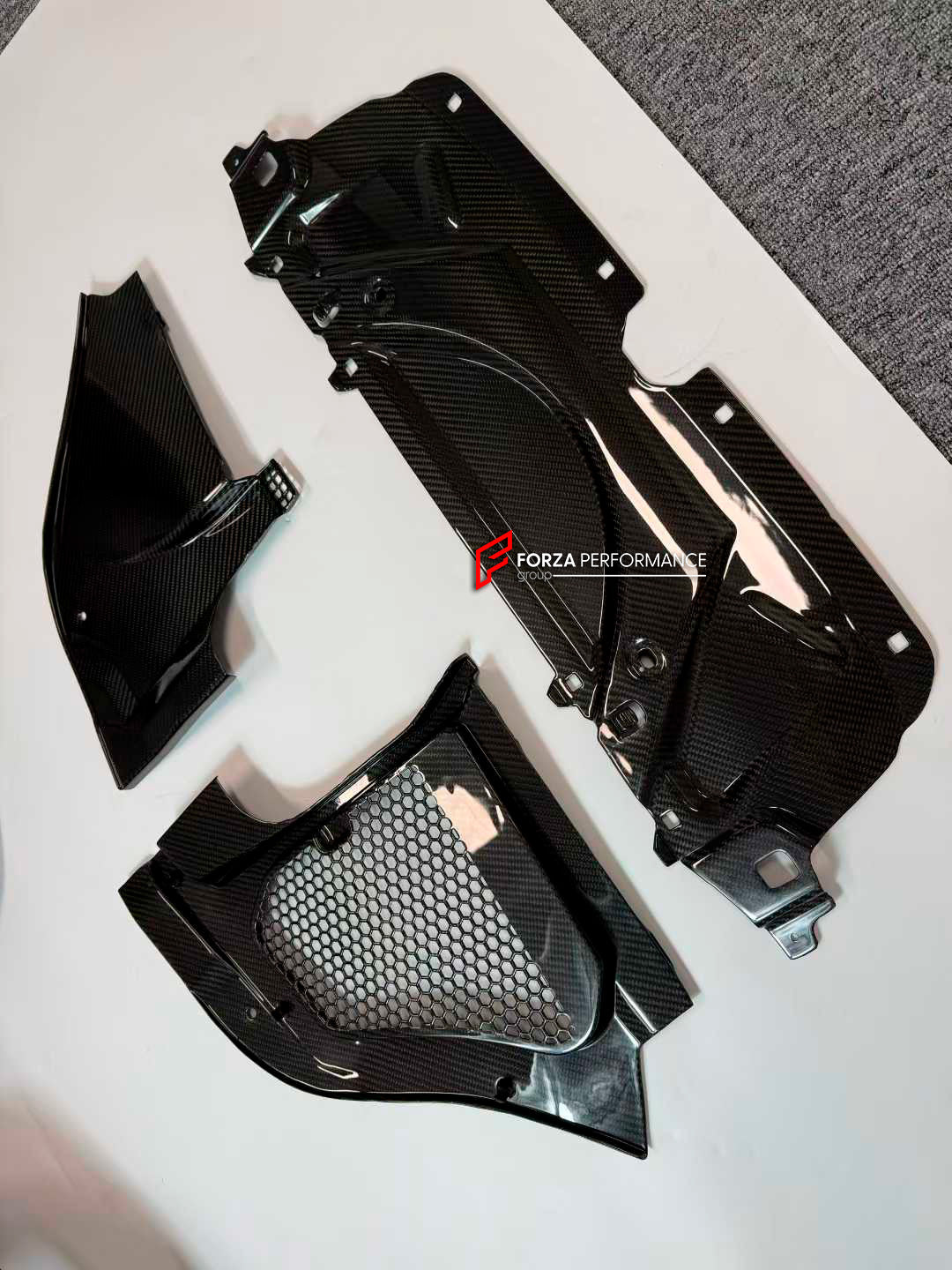 CARBON FIBER ENGINE COVER for BMW M5 G90 G99 2024+

Set includes:

Engine Cover

Material: Carbon Fiber

NOTE: Professional installation is required