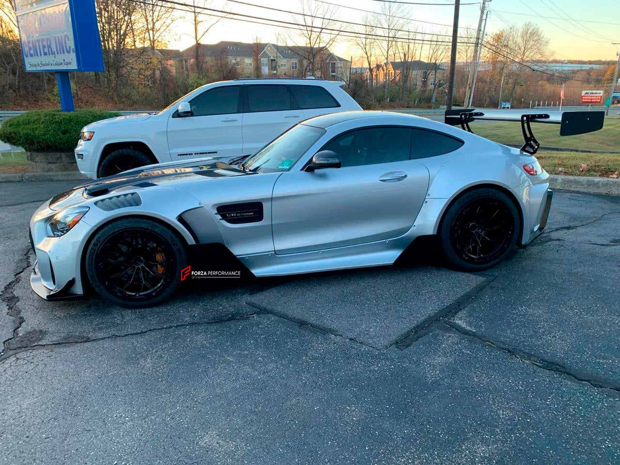 CARBON HOOD BONNET for MERCEDES BENZ C190 AMG GT/GTS/GTC/GTR | BLACK SERIES STYLE

Set includes:

Hood Bonnet

Material: Carbon