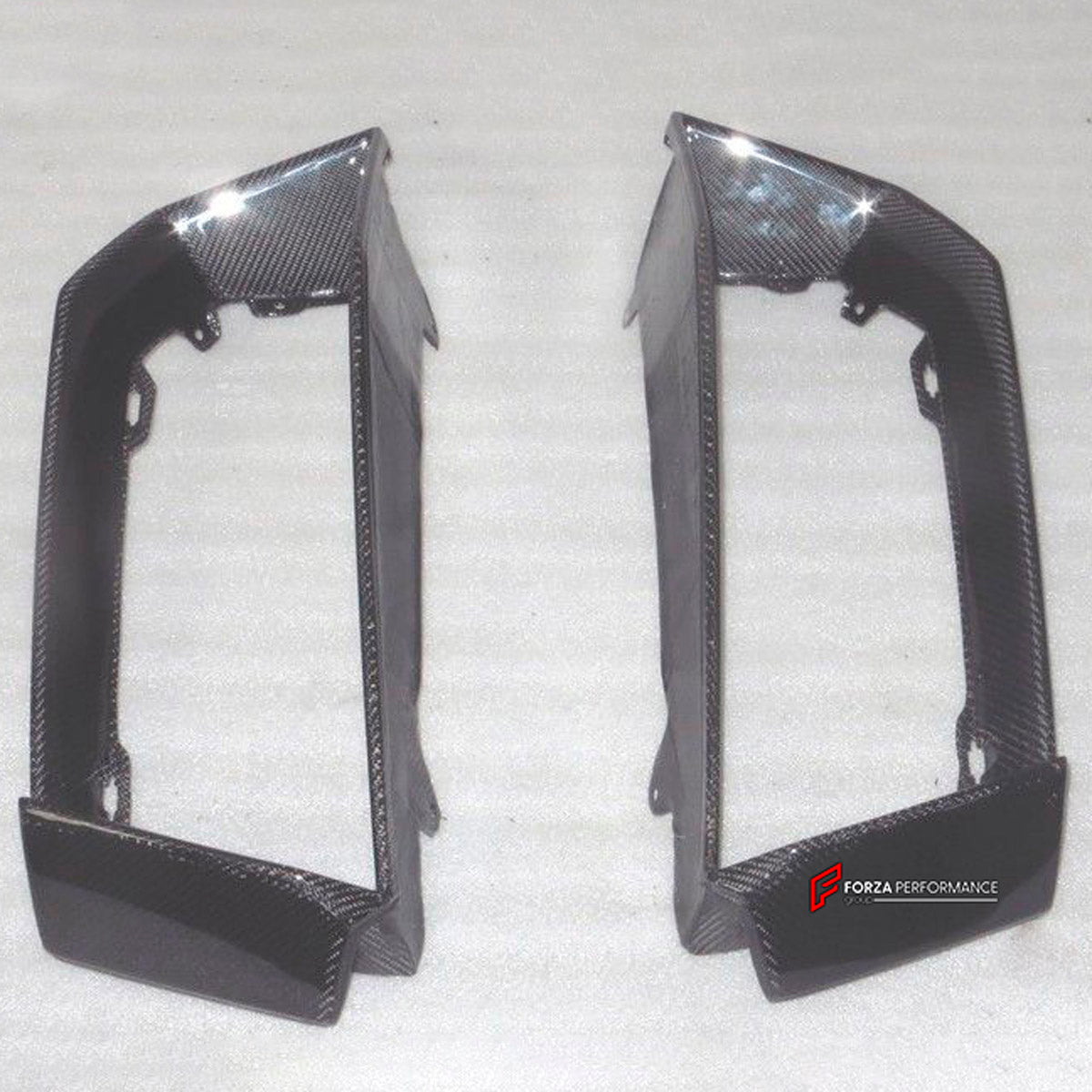 Carbon Rear Bumper Air Scoop for Lamborghini Aventador LP700 2012 - 2015
Set includes:

Rear Bumper Air Scoop
Material: Carbon

NOTE: Professional installation is required.