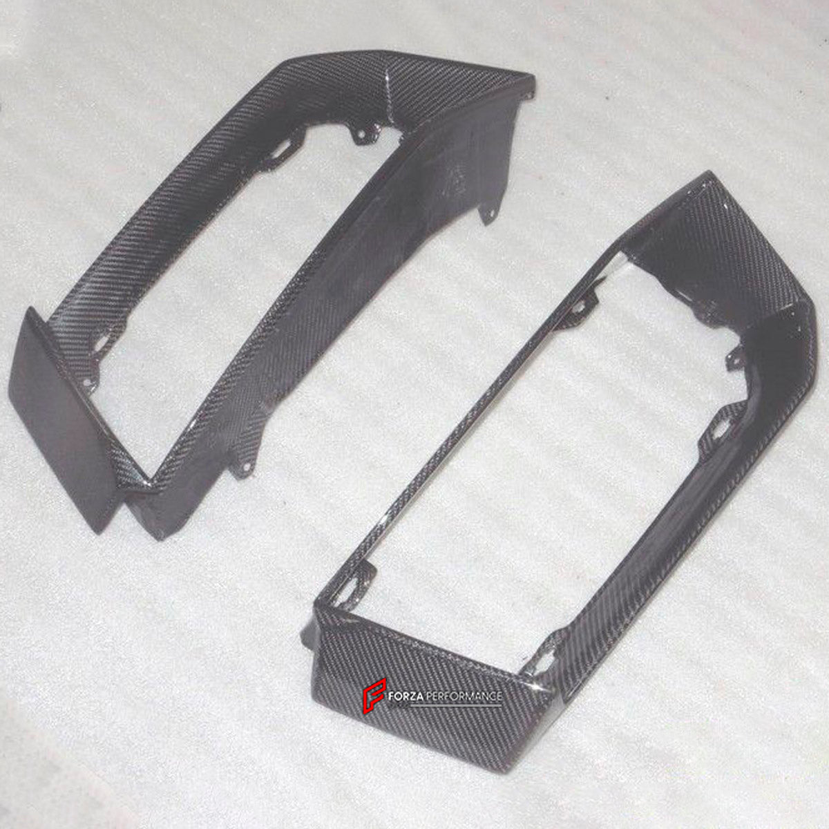 Carbon Rear Bumper Air Scoop for Lamborghini Aventador LP700 2012 - 2015
Set includes:

Rear Bumper Air Scoop
Material: Carbon

NOTE: Professional installation is required.