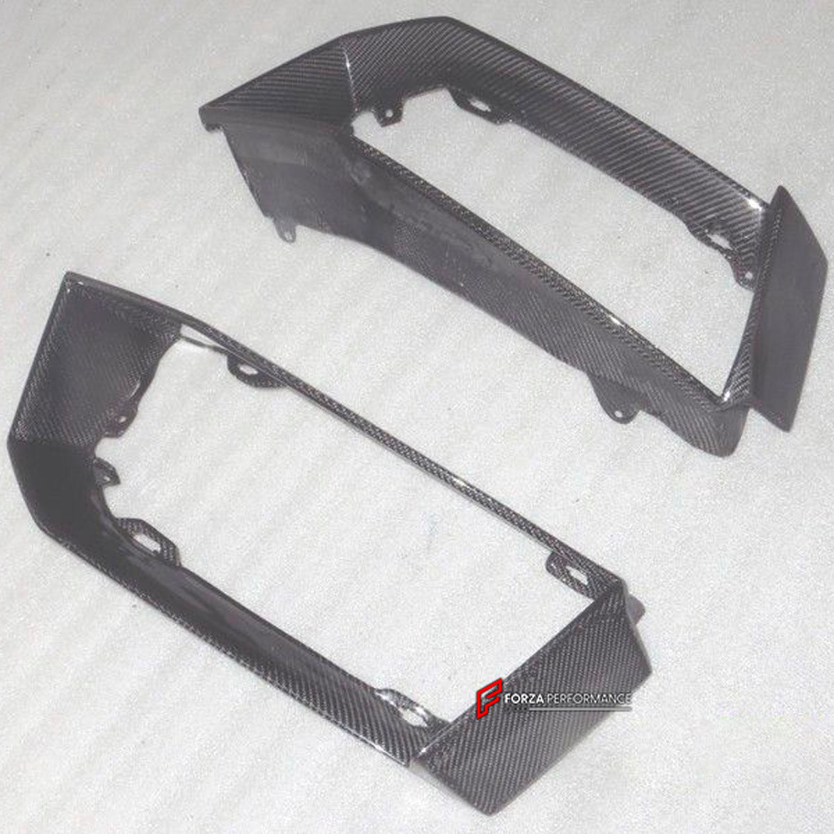 Carbon Rear Bumper Air Scoop for Lamborghini Aventador LP700 2012 - 2015
Set includes:

Rear Bumper Air Scoop
Material: Carbon

NOTE: Professional installation is required.
