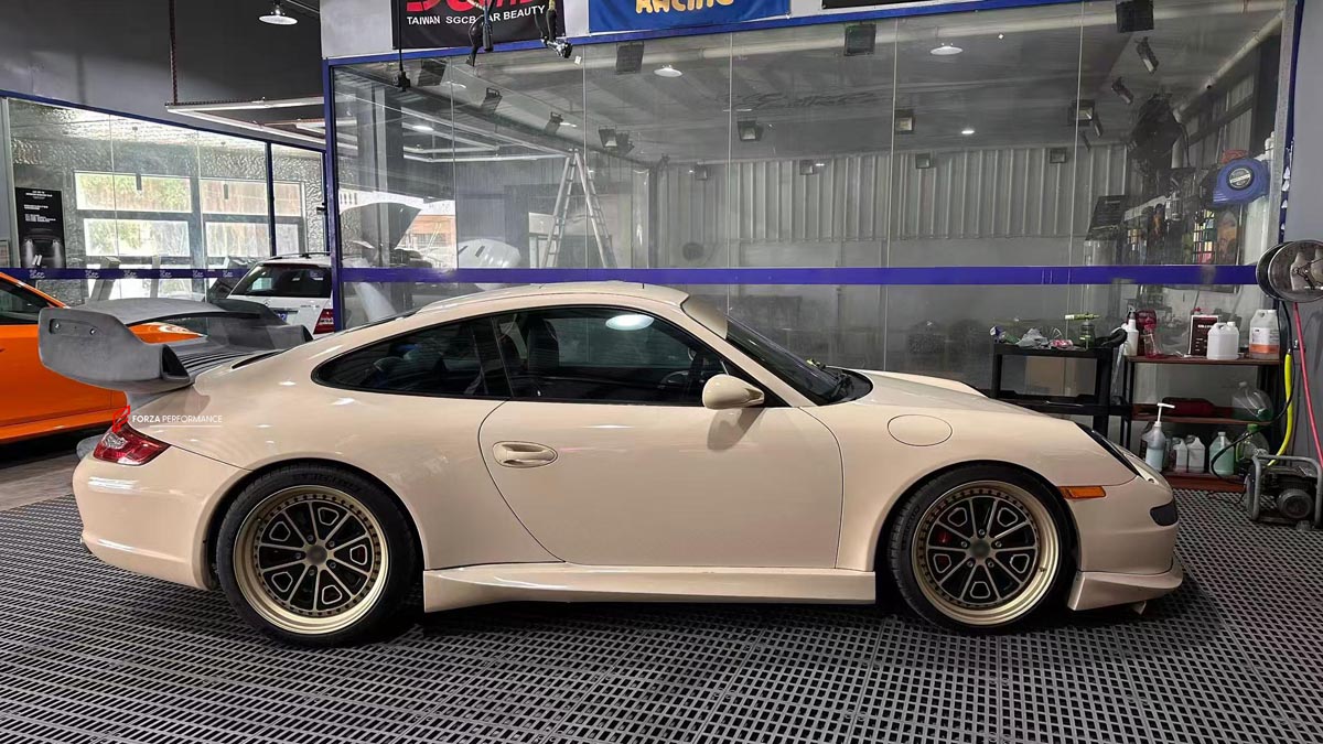 CARBON REAR WING SPOILER for PORSCHE 911 997 CARRERA 2004 - 2013
Set includes:

Rear Wing Spoiler
Material: Carbon

NOTE: Professional installation is required.