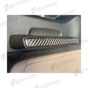 CARBON TAILGATE DOOR HANDLE COVER for MERCEDES-BENZ G-CLASS W465 G63 G450D G500 G550 2025+

Set includes:
Tailgate Door Handle Cover

Material: Carbon

NOTE: Professional installation is required.